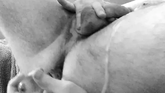 Boşalmayı eller serbestçe vurıncaya kadar prostatımı sertçe dildoyla sikiyorum