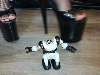 सेक्सी चरम ऊँची एड़ी के जूते के साथ लेडी एल क्रश रोबोट।