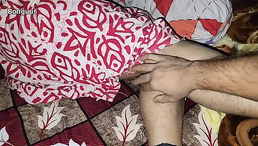 Menjelajahi memek ibu tiriku yang berbagi ranjang sama tante seksi