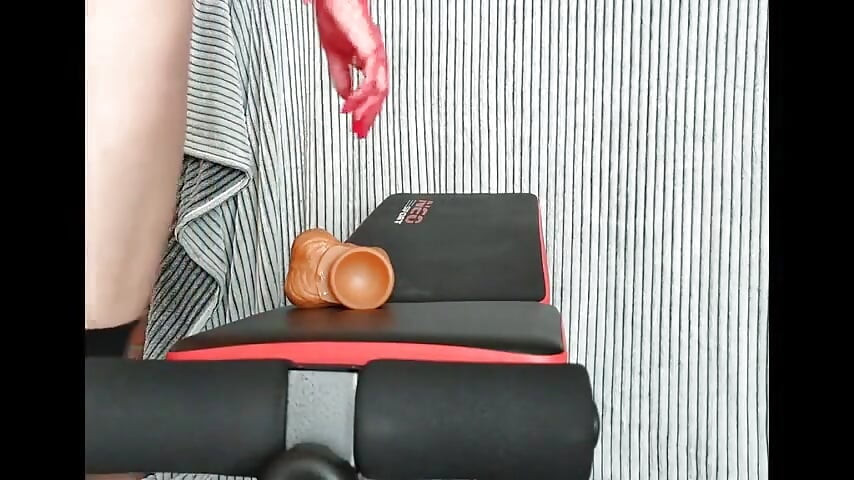 O femeie minionă călărește un vibrator muscular uriaș până se termină tare cu jucării