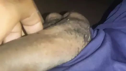 Yatak örtüsü 👀 altında mastürbasyon