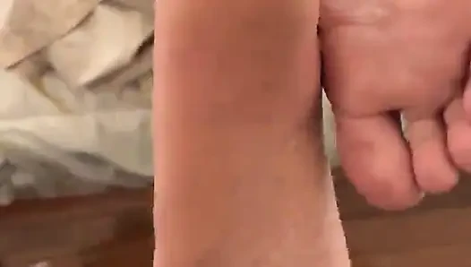 Üvey erkek kardeş büyük zenci yarağıyla sikişiyor zenci seksi ayak parmaklarıyla ayakla muamele boşalma