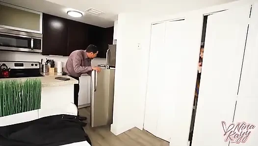 Nina Kayy Juan ile özel ajan tarafından yakalanıyor