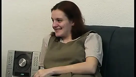 Junges schätzchen lutscht einen harten schwanz zu einem mund, abspritzen auf dem sofa