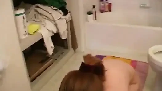 Сладкая тинка сосет жесткий член ее бойфренда в видео от первого лица
