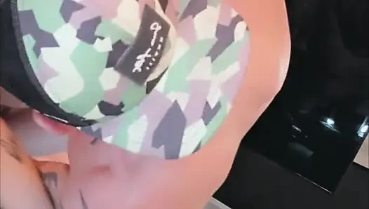 Dövmeli orta yaşlı seksi kadın en iyi oral seks