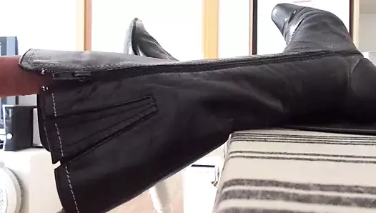 çizmeler üzerinde handjob
