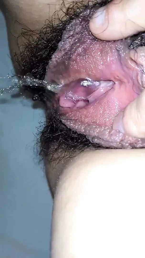 Boyfriend spreads his Spanish girlfriends pussy to piss