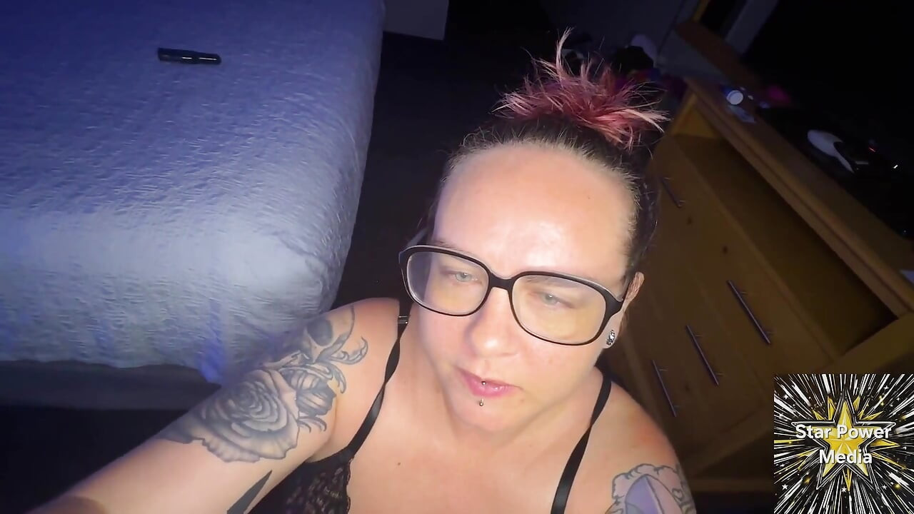 Innocent À Insatiable: Baise De Fan De Savanna Et Désir Lesbien