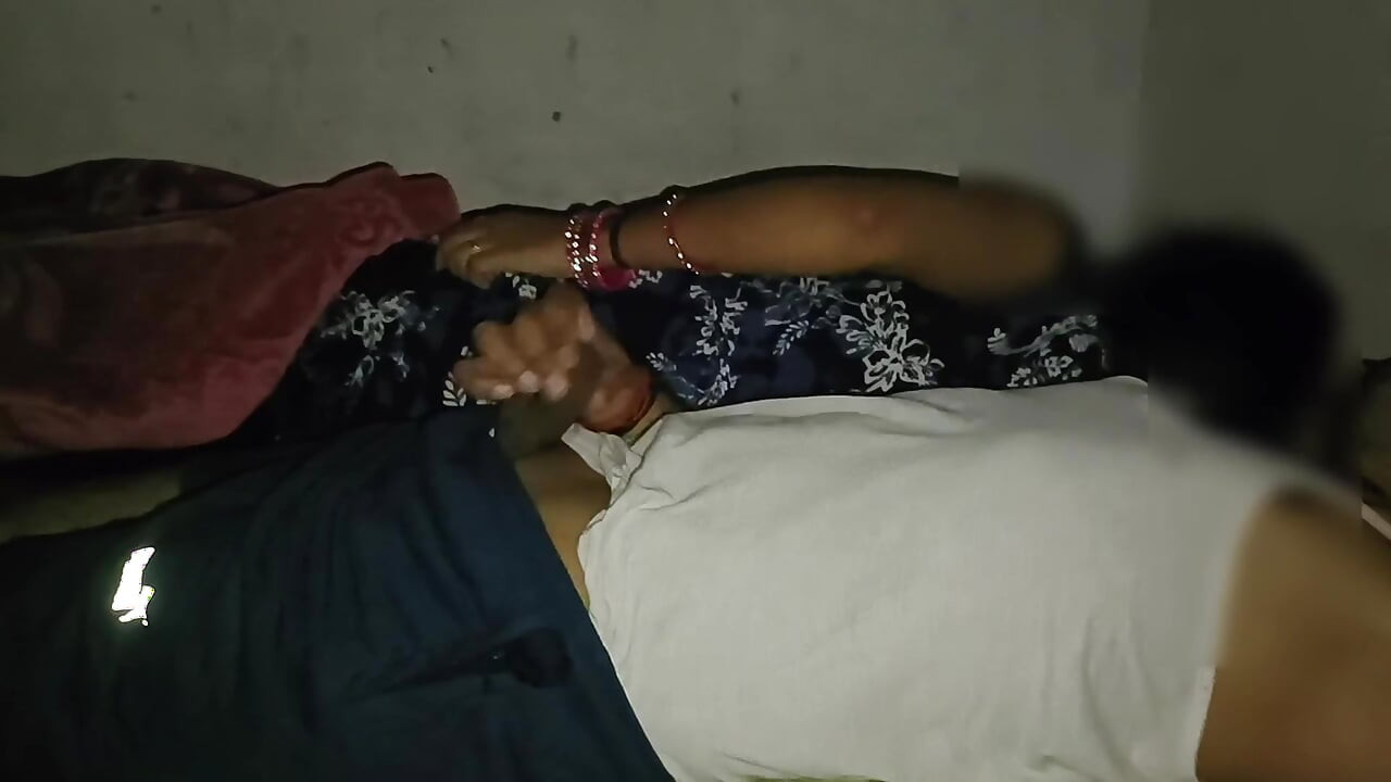 Meia-irmã ki chudai ki, pendon pe baitha ke phir mamãe ki chudai ki baat ki, meia-irmã ficou com raiva, claro áudio hindi