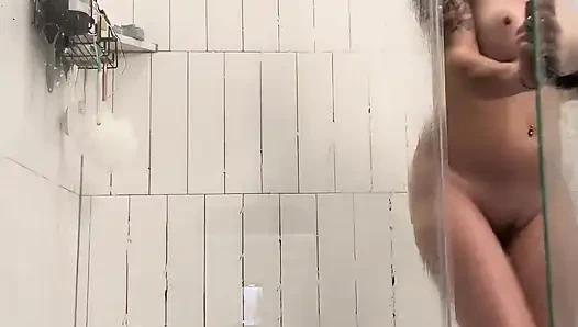 Соблазняет в душе