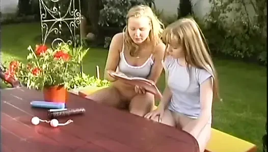İki lezbiyen genç kız büyük bir dildoyla amına mastürbasyon yapıyor