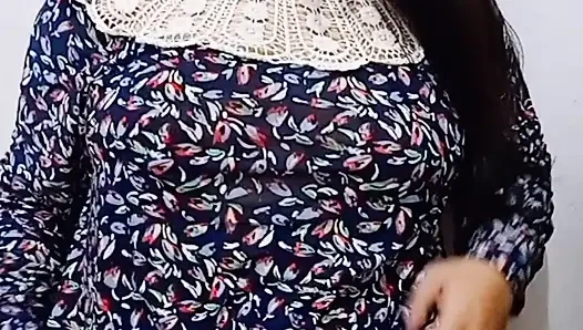 perempuan muda berjuang dengan alat dildo