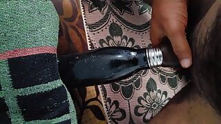 Ragazzo indiano scopa bottiglia d'acqua