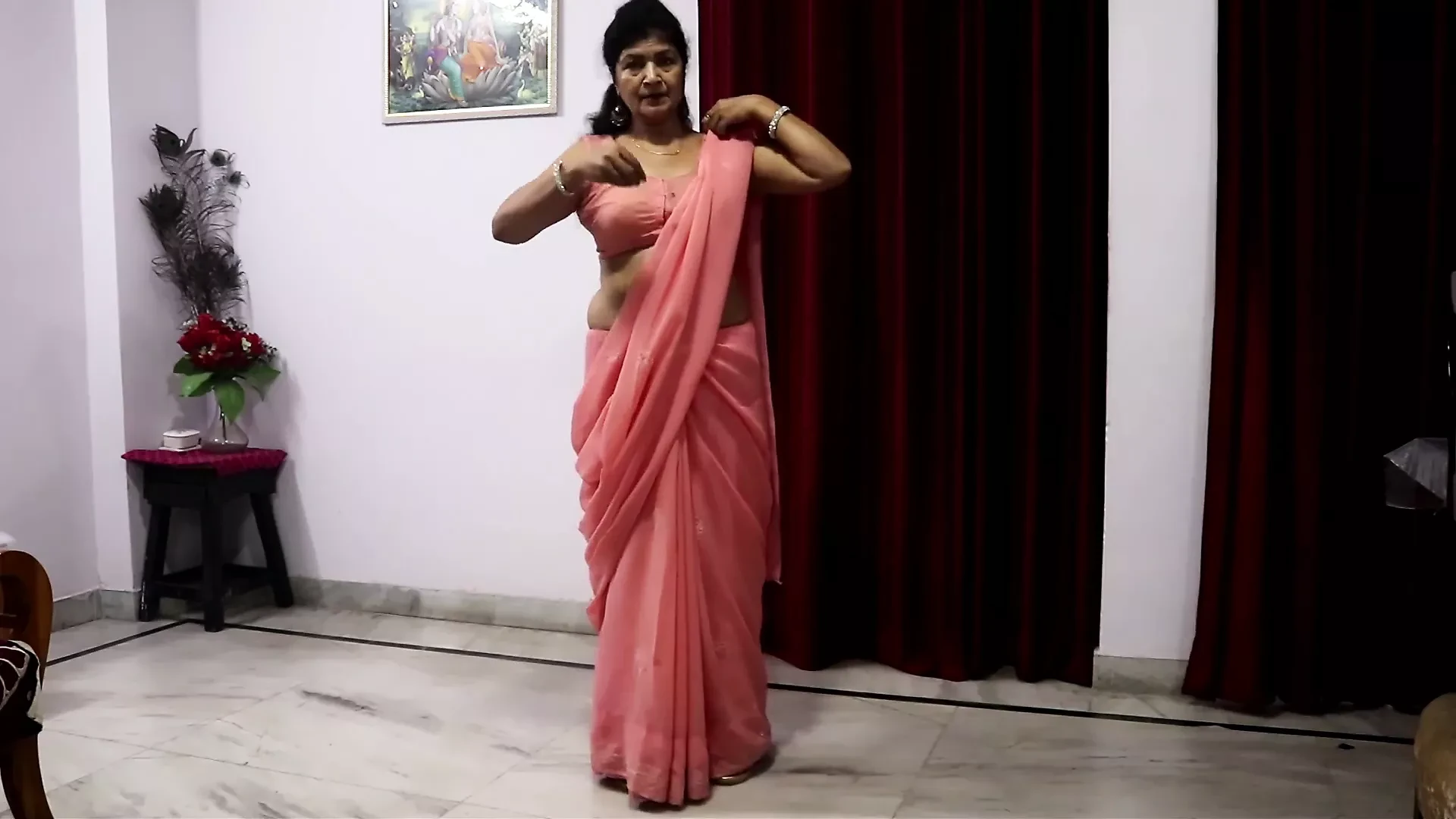 India mamá de sari rosa