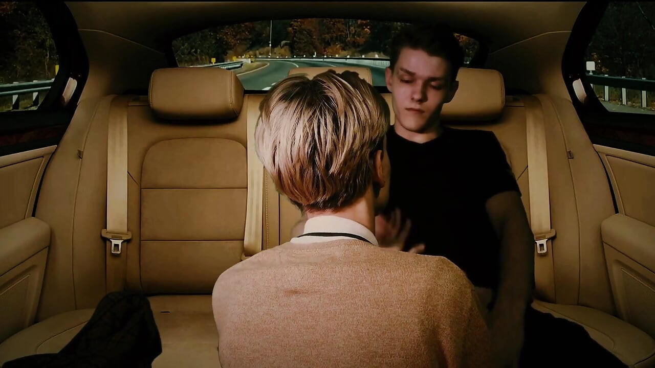 Hunk đụ lỗ hậu ở hàng ghế sau của một chiếc xe hơi