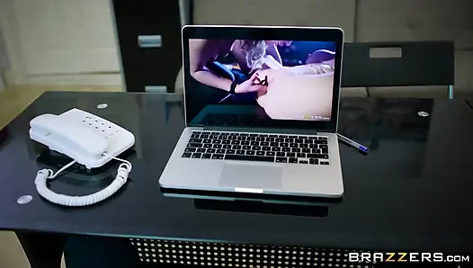 Brazzers - Monique Alexander patronuna ıslak amcığını sikerse daha çok çalışacağına dair söz veriyor
