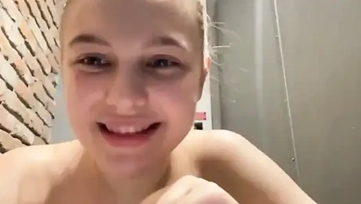 Dicker arsch, blankziehen und fingern. Squirting in der Öffentlichkeit extremer Squirt und analfick