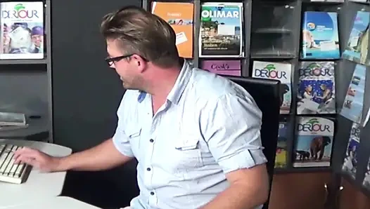 Büro-schlampen aus frankreich durften zu dritt schwanz lutschen