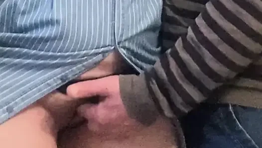 Perverser reibt haarige muschi in der U-bahn