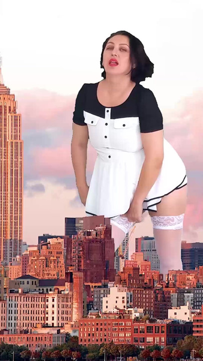 Wow! Külotsuz dev bir bayan şehirde dolaşıyor. King Kong kadar uzun! Dev bir kadının harika gösterisi! 3