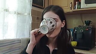 Подруга пришла попить кофе и поразговаривать, но пососала хуй и глотнула спермы