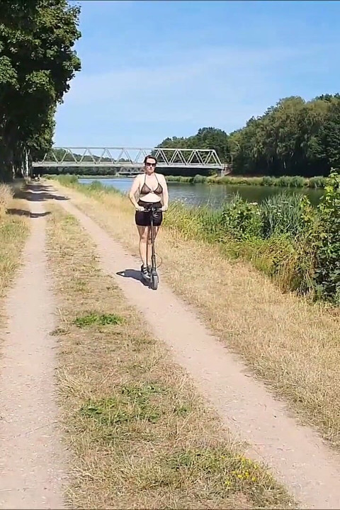 Loop Topless Langs Het Kanaal