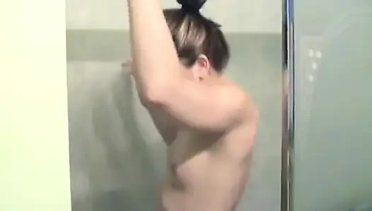 Esmer kadın duş alıyor ve seksi meme uçlarını ve amcığını ovuyor