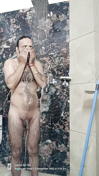 Indijski Desi muškarac se tušira