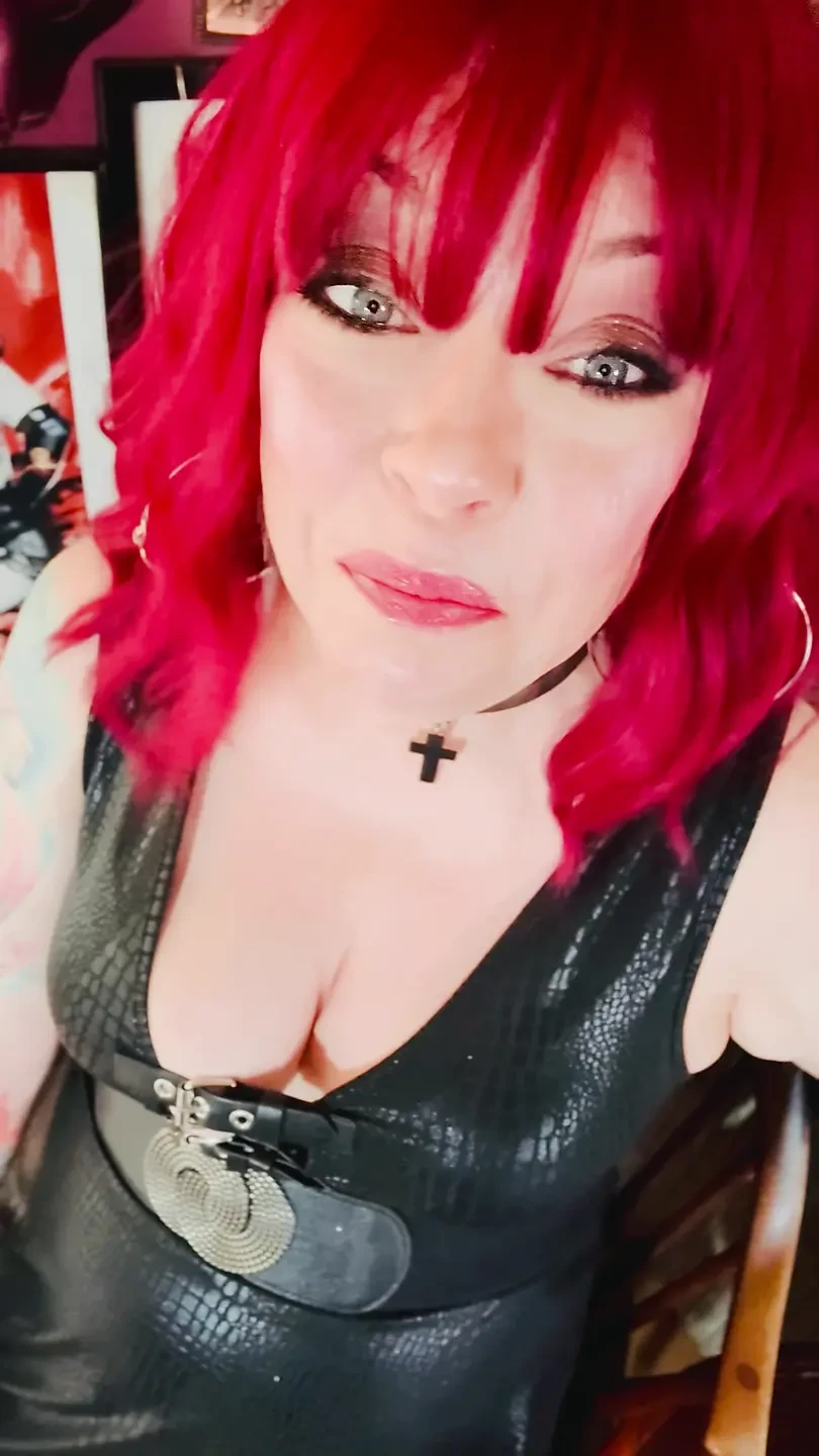 English Goth Dangles & Smokes Her Cigarette - Tina Snua Smoking A Cig With Dangling, Drifts, OMI OME Snap