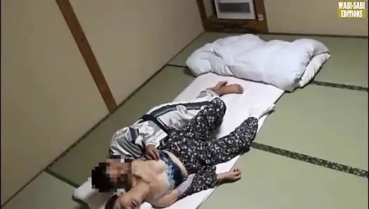 Özel bir oda seansında yakalanan bir kaplıca görevlisinin saatler sonra baştan çıkarılması -sahne.4