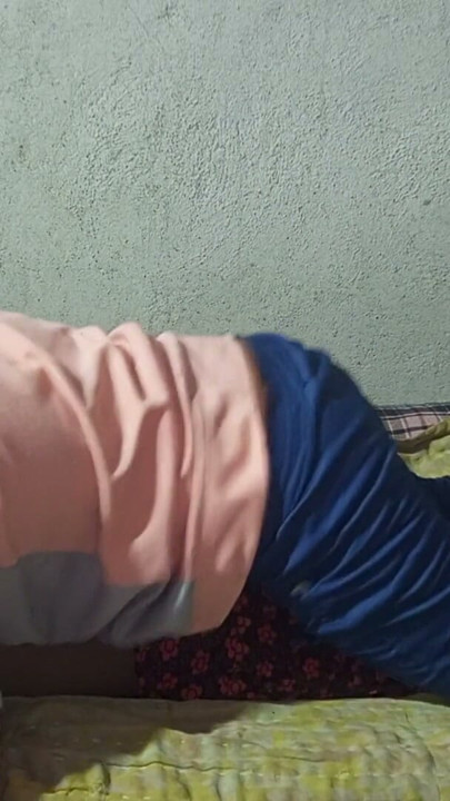 Krásná shemale a vysokoškolský gay tvrdě šukají nejstaršího sissyho v domě | Klip 1