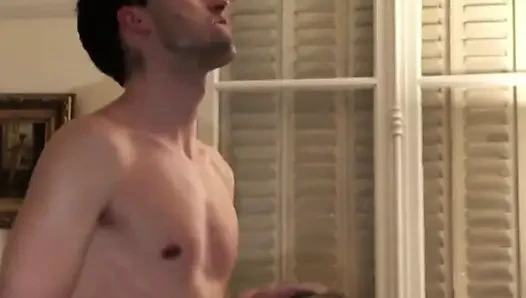 Brien eğlence için en iyi arkadaşını sikiyor