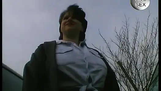 Tombul orta yaşlı seksi fahişe arabada amını tatmin ediyor