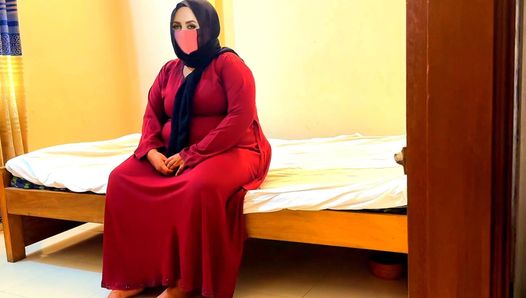 Scopa una suocera musulmana paffuta che indossa un burqa rosso e hijab