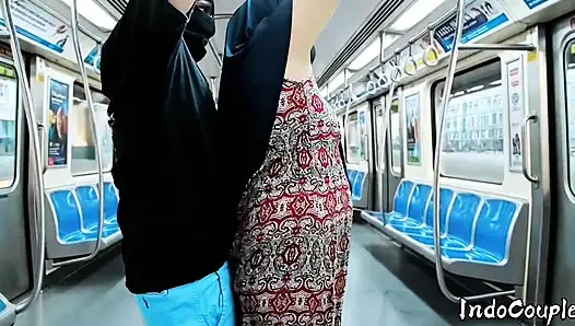 Hijab asia semok disetubuhi di dalam kereta Hijab Busty asian fucked inside a train
