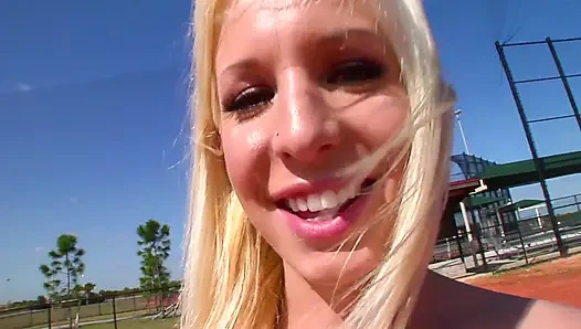 Lee Stone o küçük ve sıkı genç amcığı sikiyor