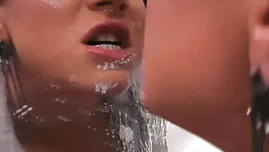 Эта Шлюха Хорошо Моет Член Мужчины, Прежде Чем Взять Его В Задницу