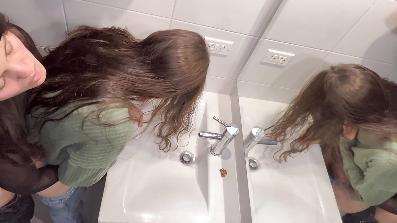 Mi amiga me anima dandome con sus dedos largos en mi vagina humeda