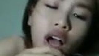 Une jeune belle-mère thaïlandaise prend tout dans sa bouche
