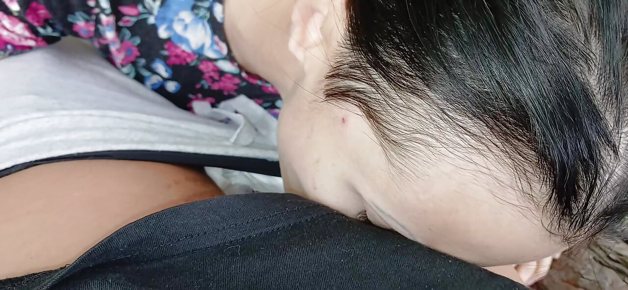 我們的第三個女朋友在公園裡看守，所以沒有人發現我們在做愛