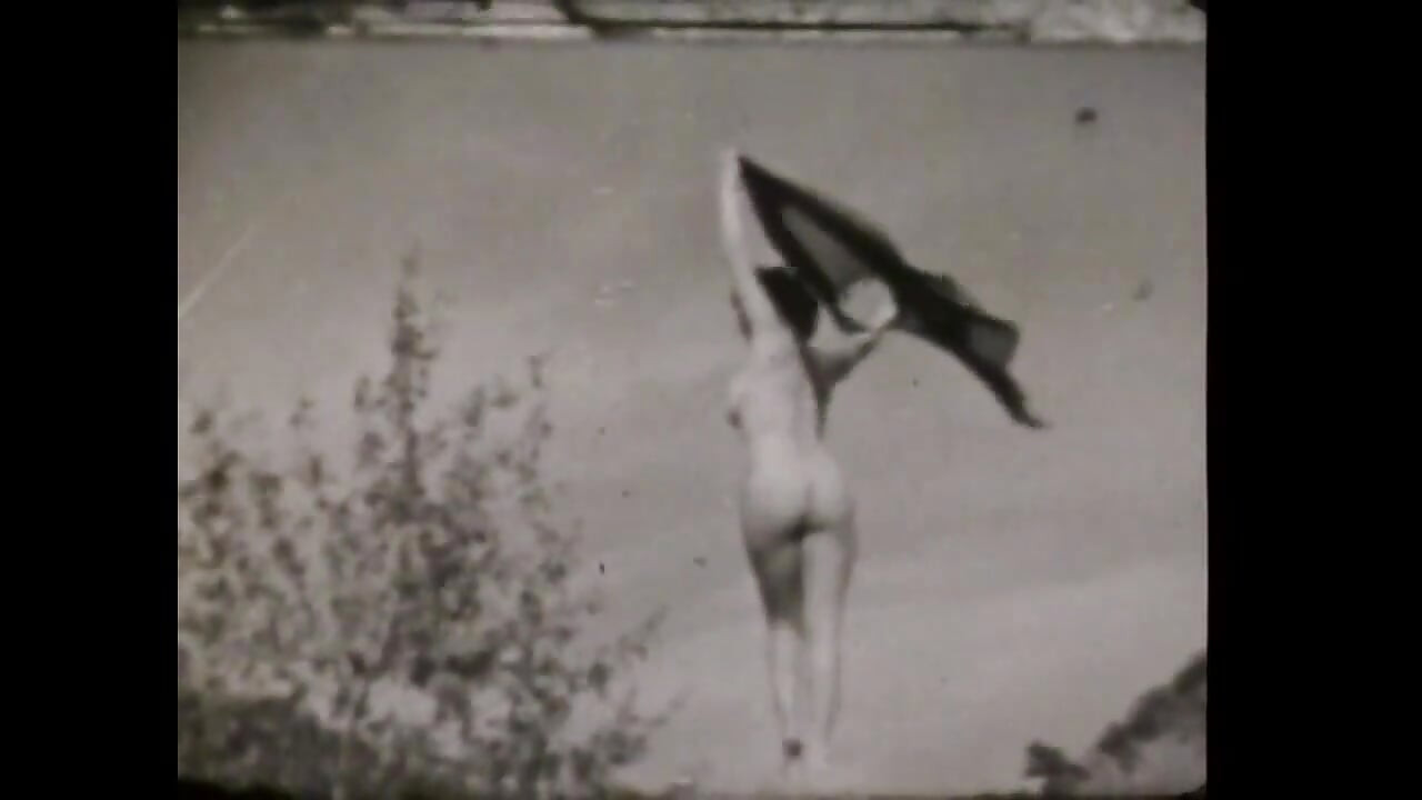 Seksi kurve s epskim sisama skidaju se u striptizu