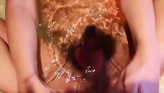 Bana harika bir ayakla muamele çekiyor.  Ayaklarını dölle kapatmamı sağlıyor ve sonra onları yalıyor!