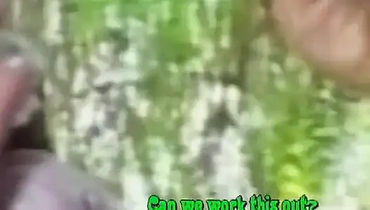 Счастливый мужик-байкер лижет мокрую глубокую тугую киску крошечной брюнетки на улице