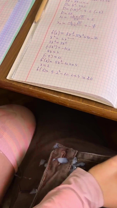 Kız öğrenci masanın altında matematik sınıfında yine mastürbasyon yapıyor. Gerçekten okulda. Neredeyse yakalanıyordum. Büyük boşalma | Klip 1