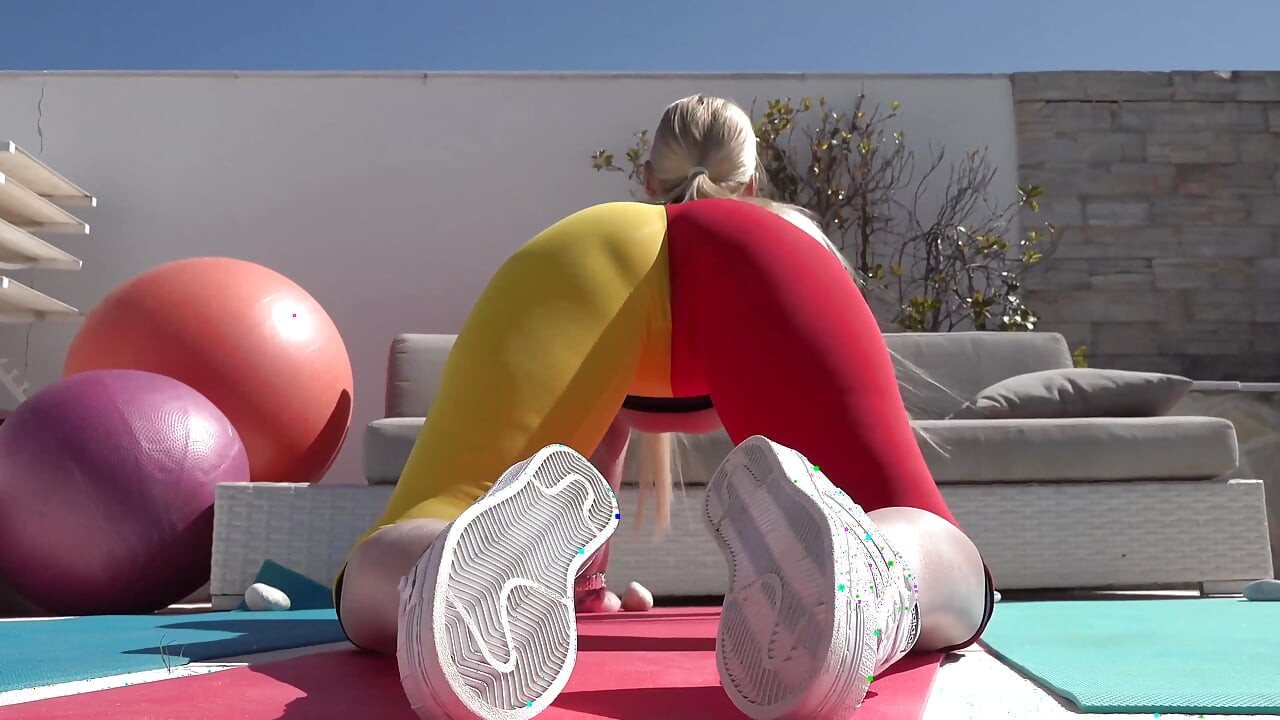 Mladá milfka s křivkami s piercingem si užívá venkovní sex s jógou