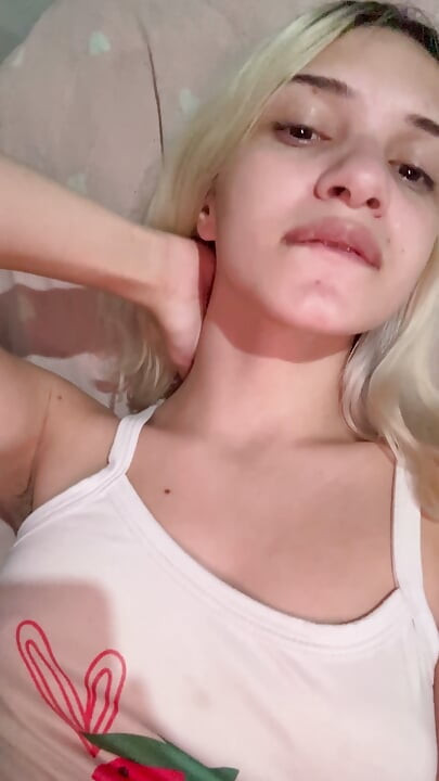 La caliente Alice Lima juega con sus tetas y su conchita apretada