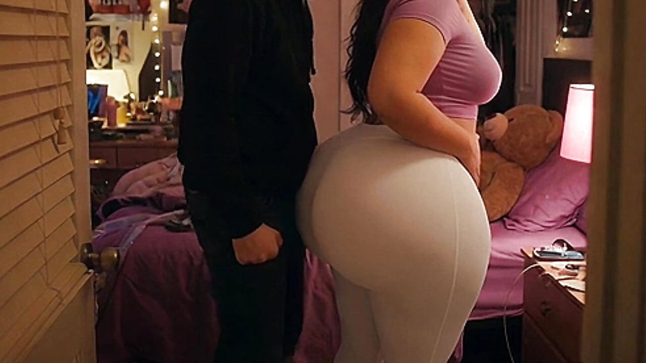 Une fille à gros cul dans un legging blanc moulant se fait baiser par un inconnu dans sa chambre