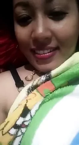 Bhabhi desi menunjukkan buah dada dan pepek dalam panggilan video