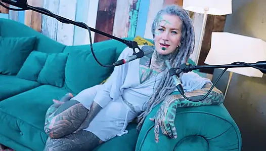 Aku berbicara tentang R - Relief - ASMR podcast SFW berbicara dengan gadis kurus gothic model tato gimbal